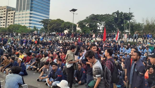 Tolak Revisi UU KPK, Mahasiswa Duduki DPR